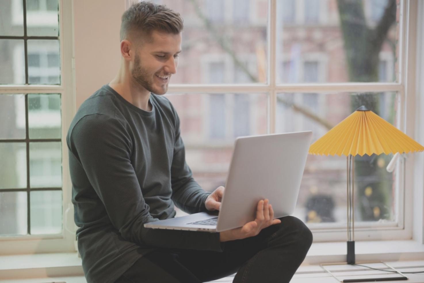 Profesionales trabajando en análisis financiero avanzado